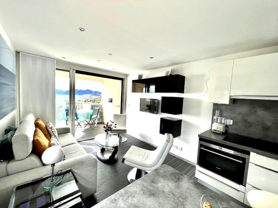 un salon avec un canapé et une table dans l'établissement Beau T2 avec terrasse vue mer, à Cannes
