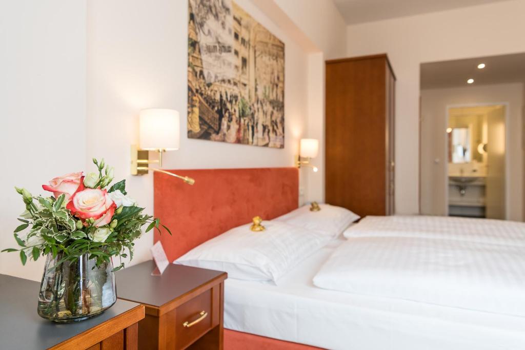 Postel nebo postele na pokoji v ubytování Hotel Johann Strauss