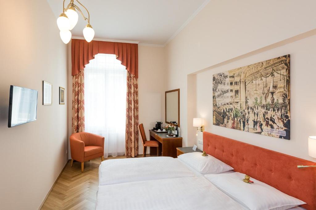 Postel nebo postele na pokoji v ubytování Hotel Johann Strauss
