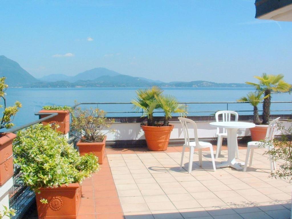 バヴェーノにあるCozy Mansion near Lake in Baveno Italyのパティオ(テーブル、椅子付)が備わります。