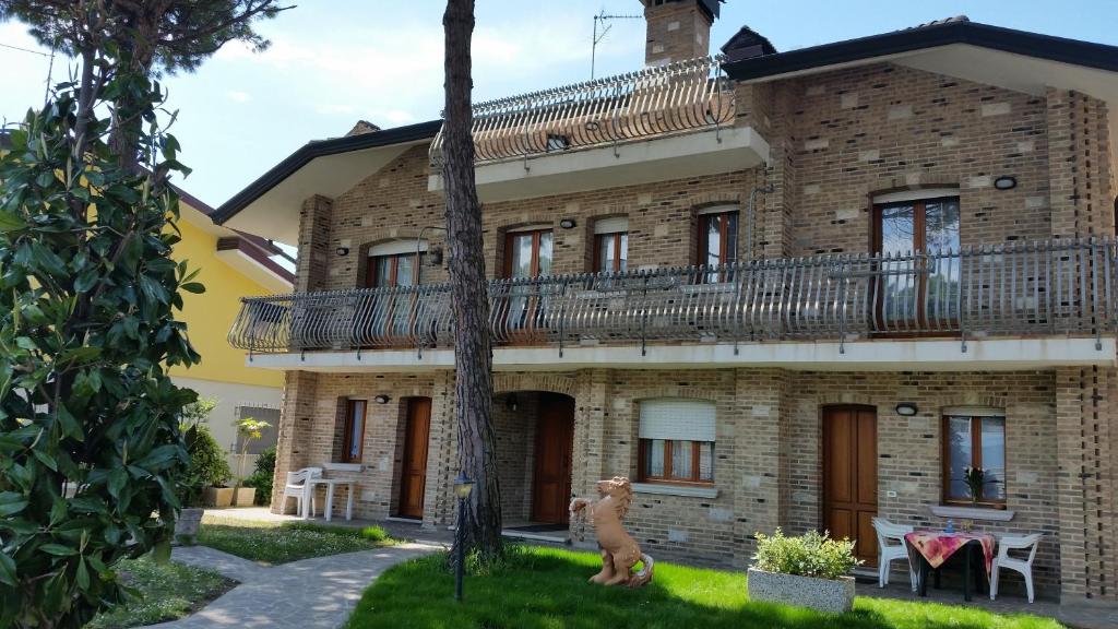 リニャーノ・サッビアドーロにあるVilla Rita Lucianaのレンガ造りの家で、バルコニーが付いています。