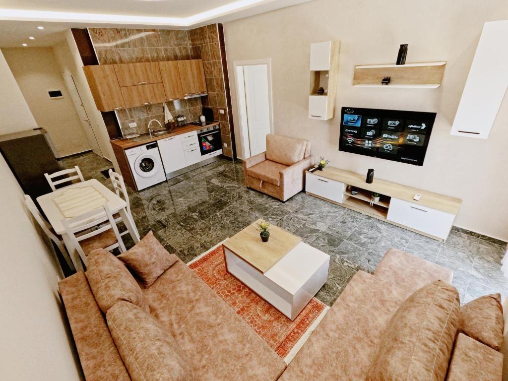 vista sul soffitto di un soggiorno con divano e tavolo di Matteo's Apartments a Velipojë