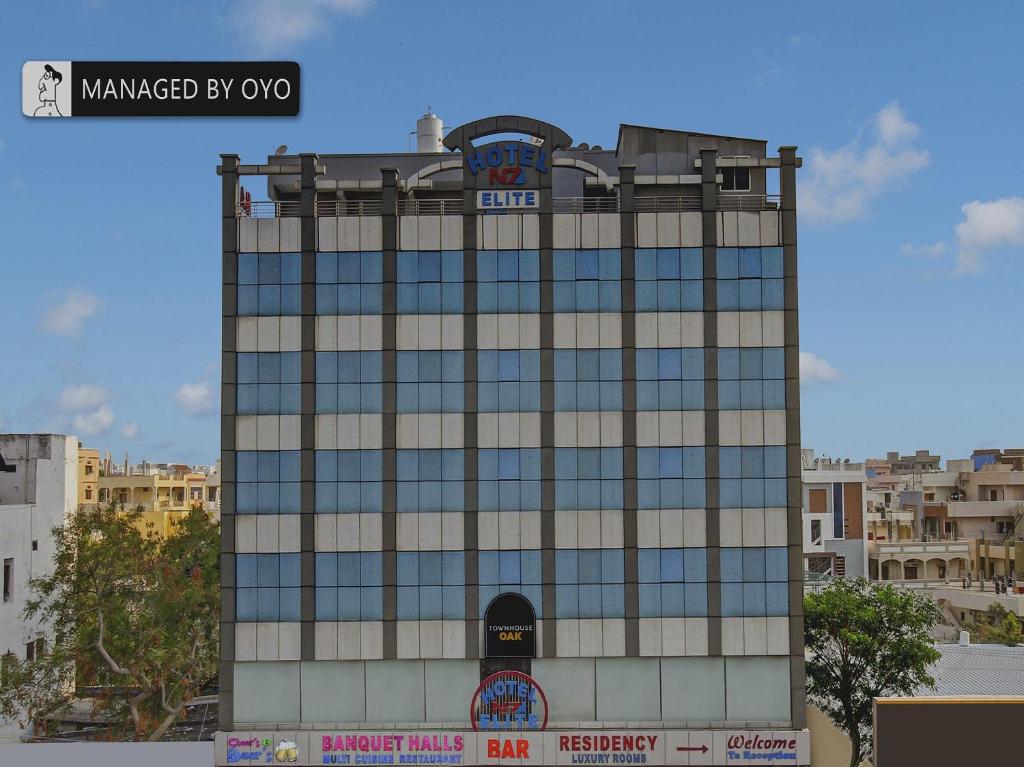 un edificio alto con un reloj encima en Super Townhouse Oak N7 Elite, en Hyderabad