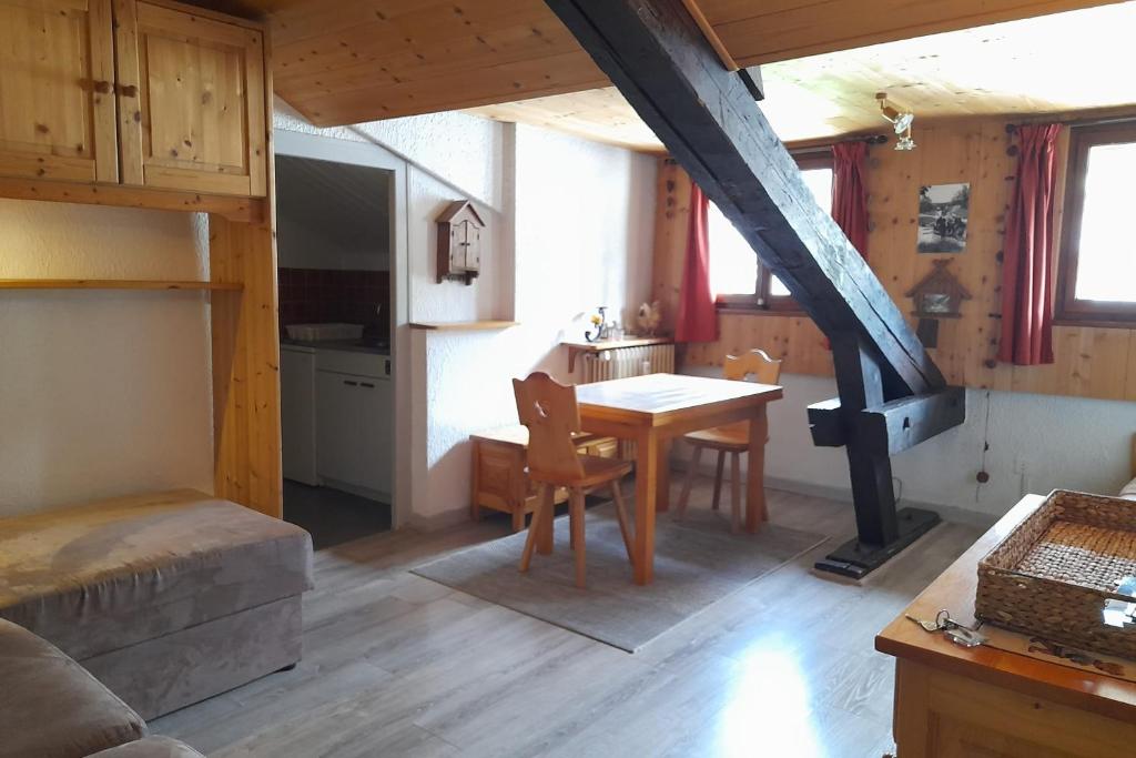 cocina y comedor con mesa en una habitación en Studio in the center of the village en La Clusaz