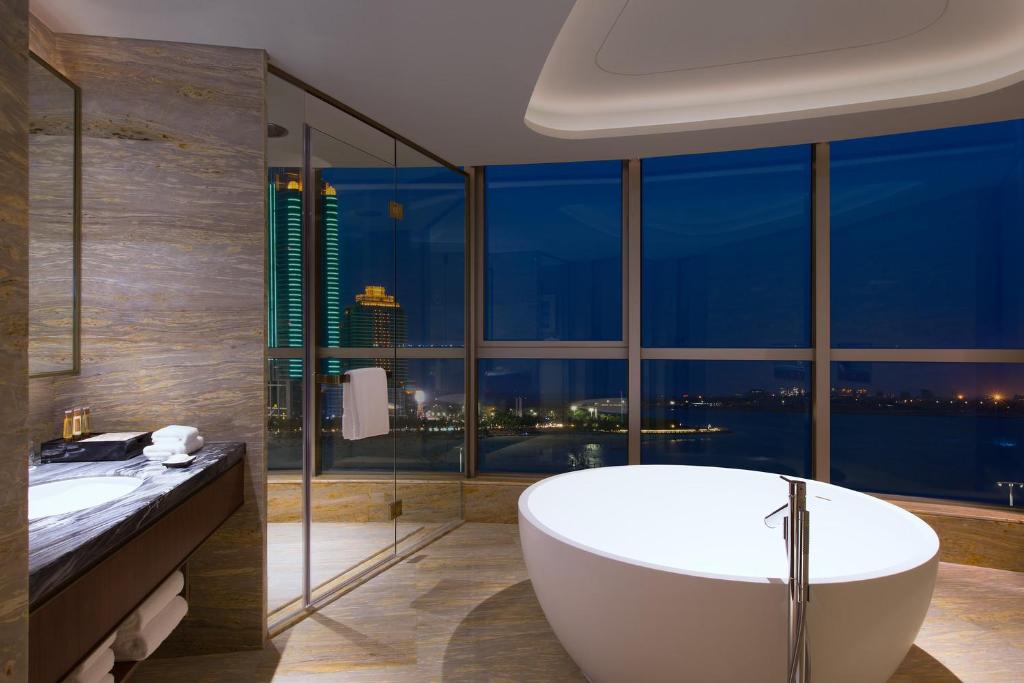 Koupelna v ubytování Sheraton Zhanjiang Hotel