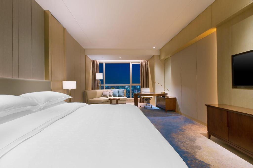 Postel nebo postele na pokoji v ubytování Sheraton Zhanjiang Hotel