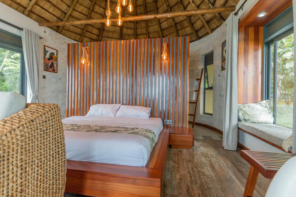 ein Schlafzimmer mit einem Bett in einem Zimmer in der Unterkunft Sundiata Beach Resort 