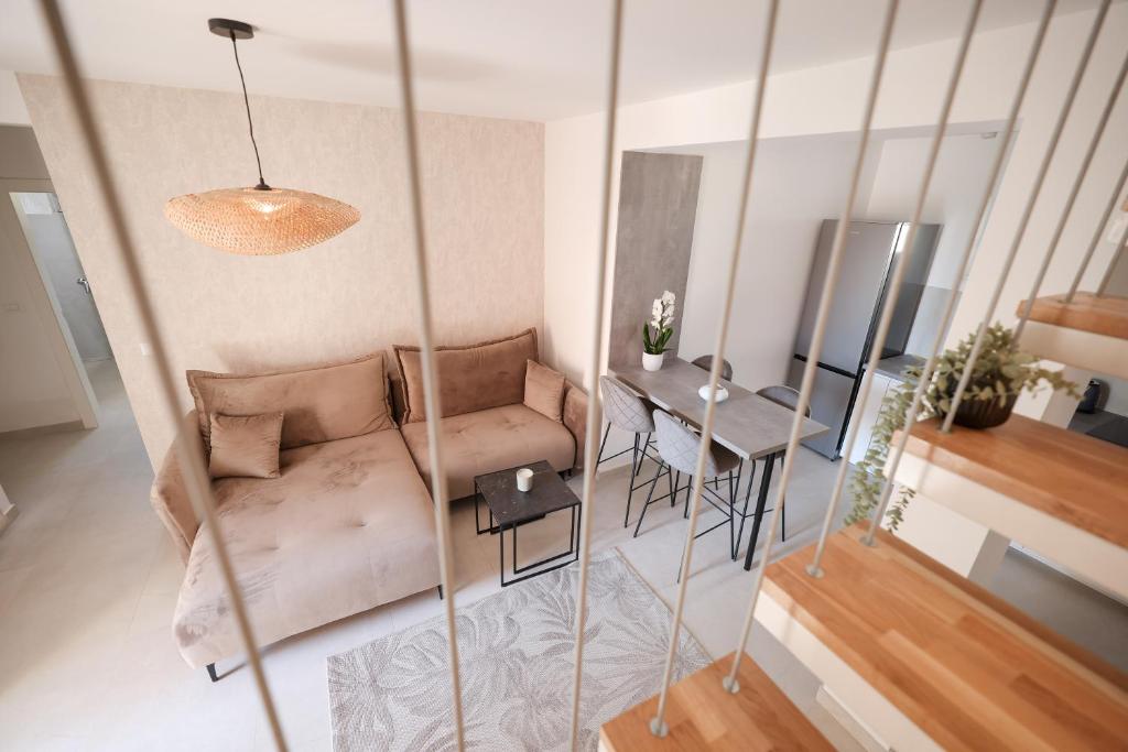 een woonkamer met een bank en een tafel bij Apartments Mila in Sveti Filip i Jakov