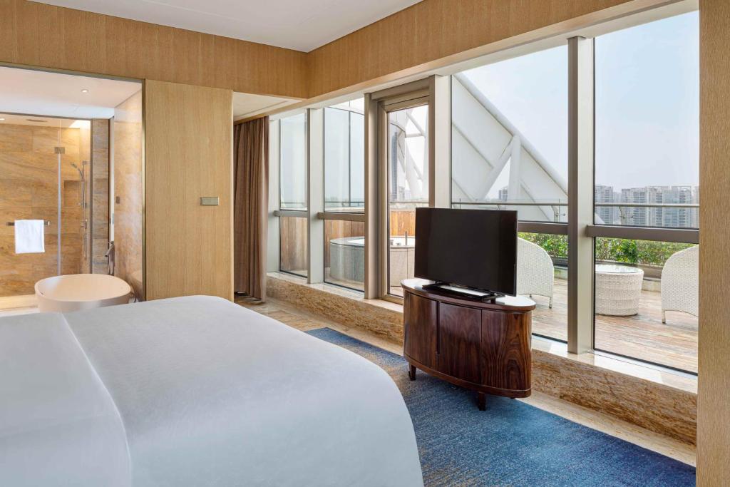 TV a/nebo společenská místnost v ubytování Sheraton Zhanjiang Hotel