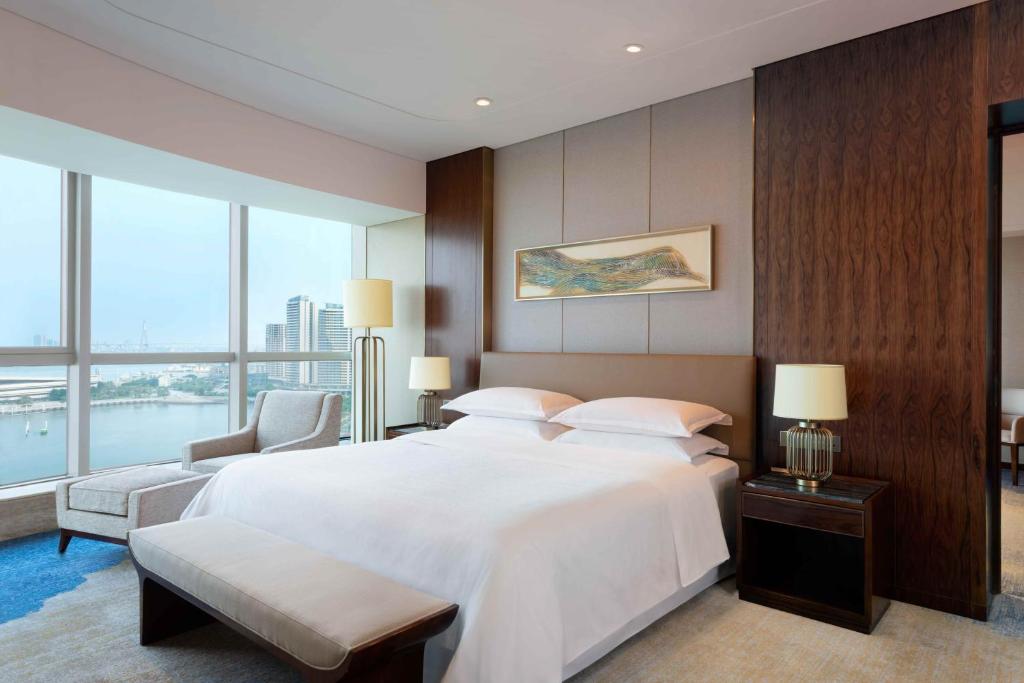 Postel nebo postele na pokoji v ubytování Sheraton Zhanjiang Hotel