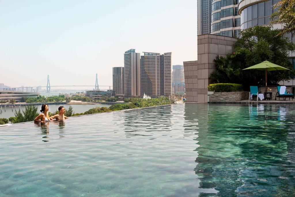Bazén v ubytování Sheraton Zhanjiang Hotel nebo v jeho okolí