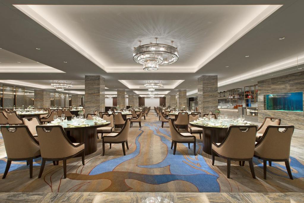 Restaurace v ubytování Sheraton Zhanjiang Hotel