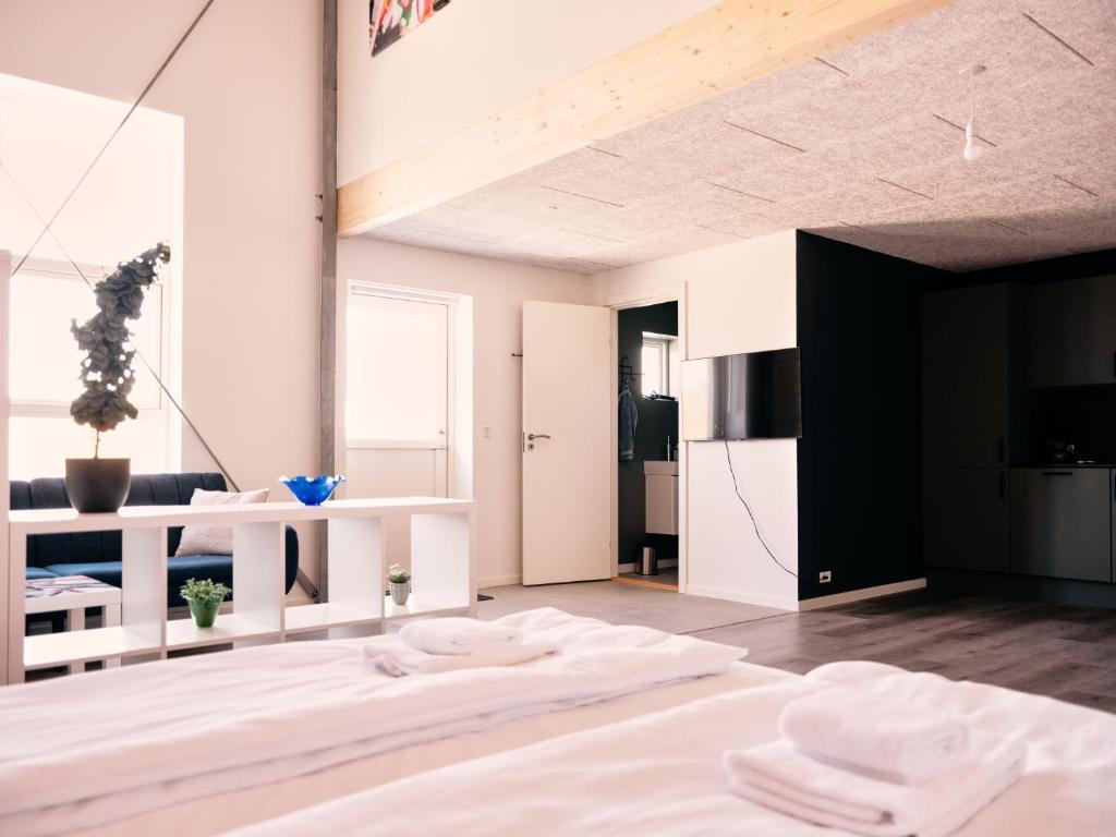 TV a/nebo společenská místnost v ubytování Studio Apartment / Unique Location / Stunning View