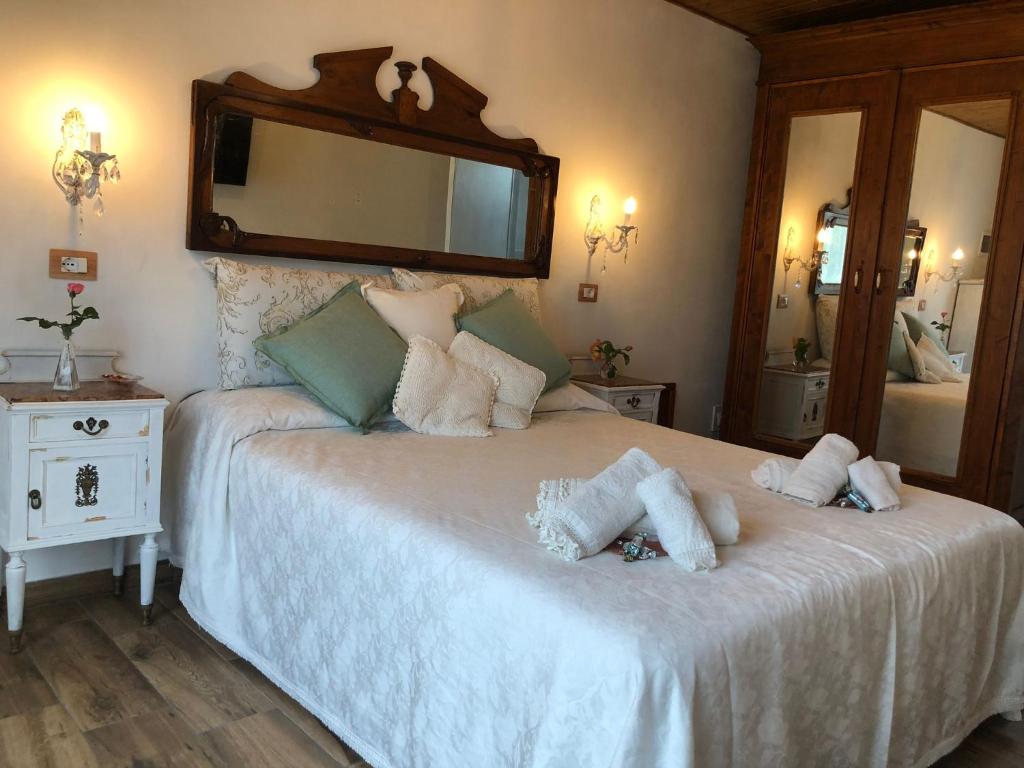 een slaapkamer met een bed met handdoeken erop bij Jess & Joe's in Castelvetrano Selinunte
