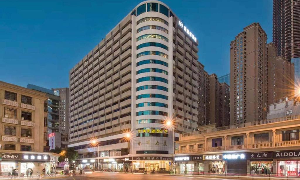 duży budynek w mieście w nocy w obiekcie Beauty Ripples Hotel, Wuyi Plaza IFS w mieście Changsha