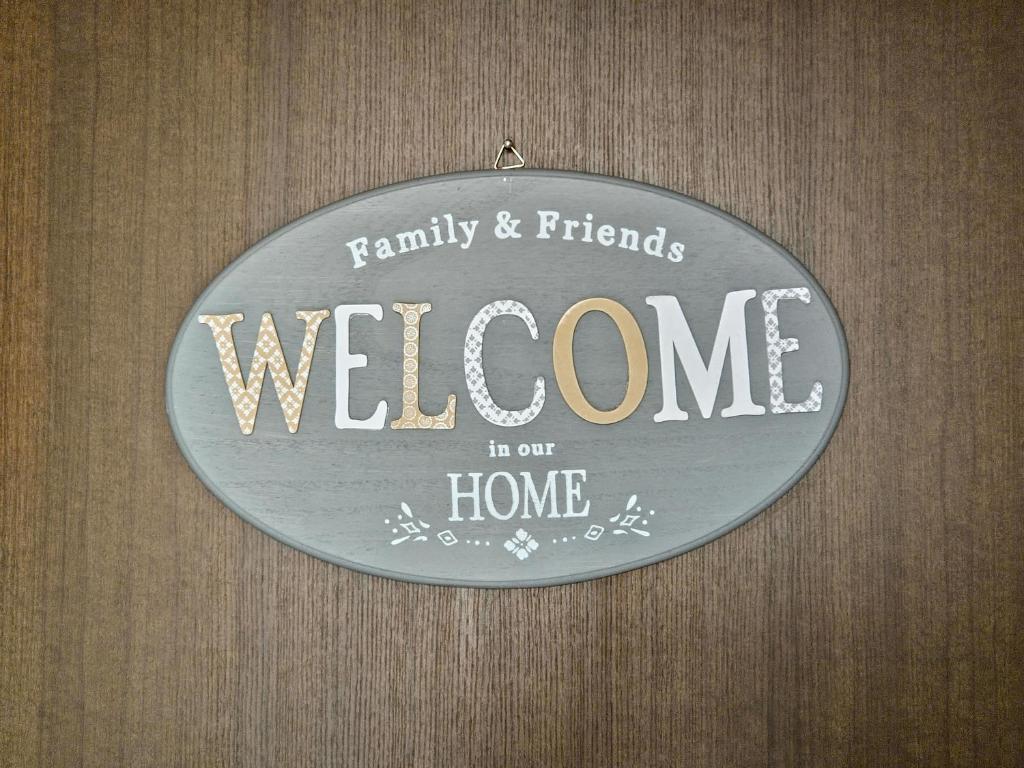 a sign that says welcome in our home at Casa Maria Beatrice in Mühlbach