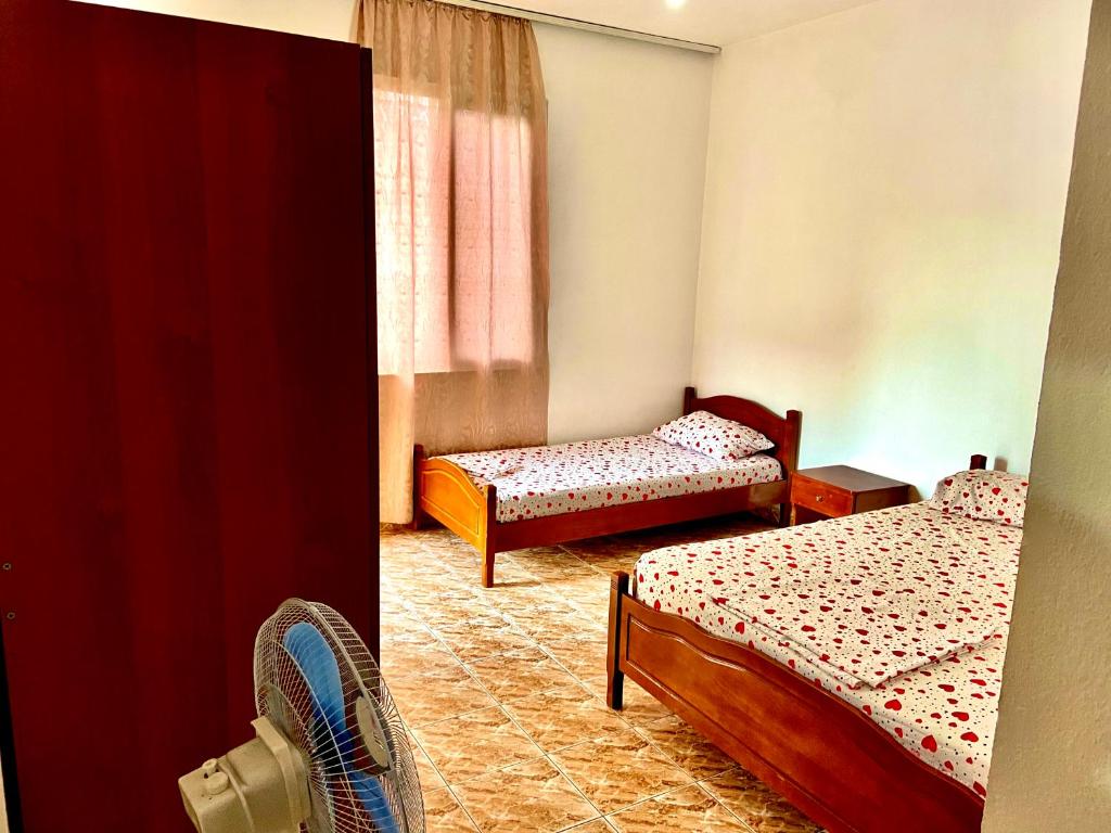 Postel nebo postele na pokoji v ubytování Villa ReyAn Durrës