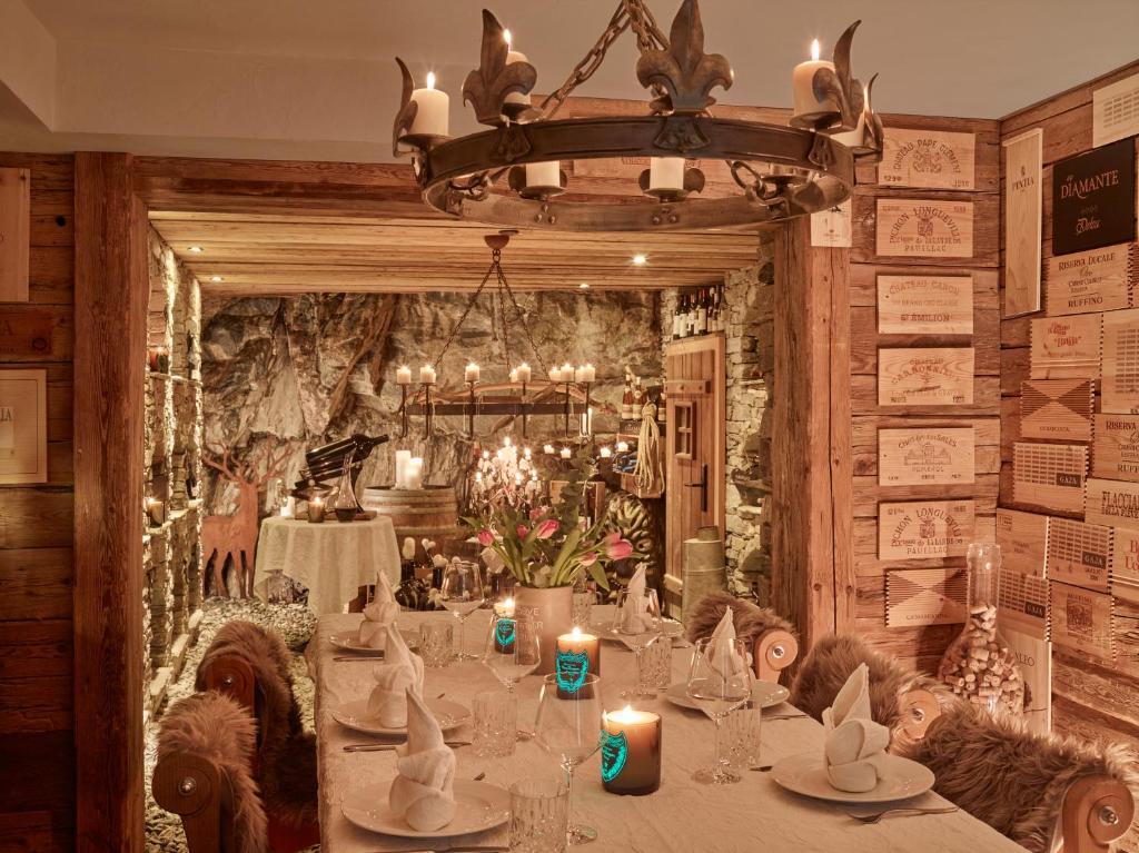 Restaurace v ubytování Firefly Luxury Suites