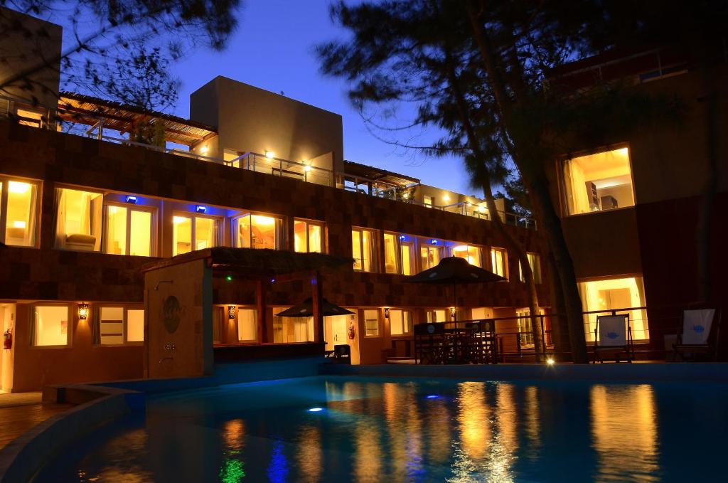 a building with a swimming pool at night at Jaina Resort & Spa in Mar de las Pampas