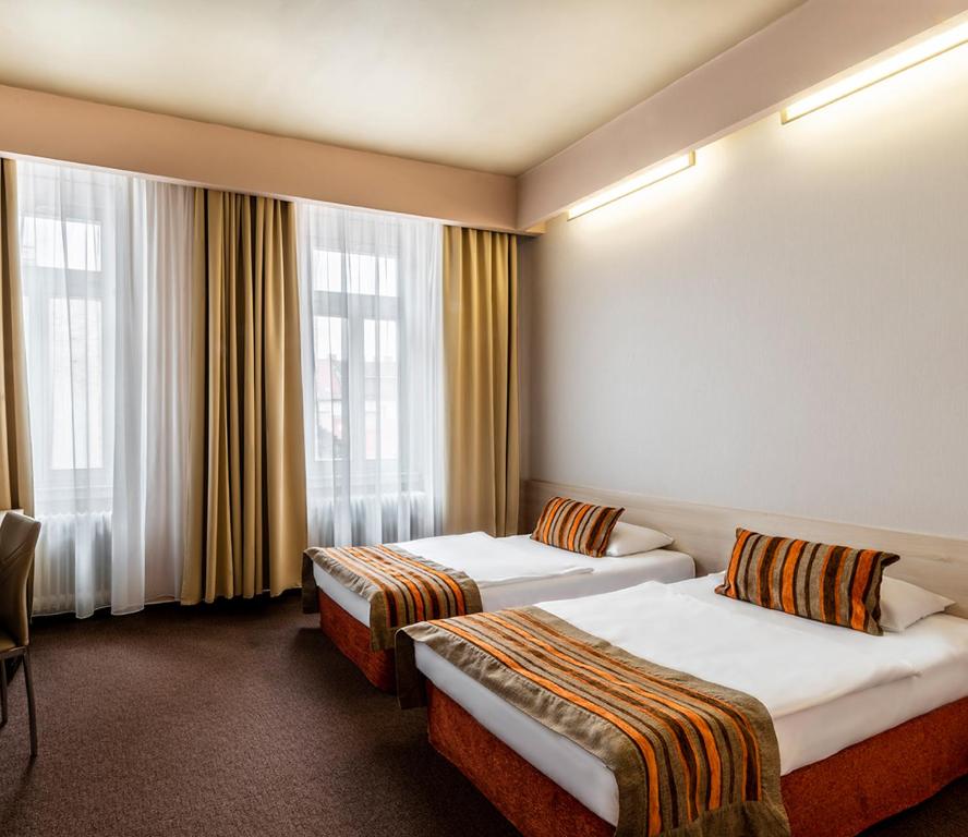 ein Hotelzimmer mit 2 Betten und einem Fenster in der Unterkunft Star City Hotel in Budapest