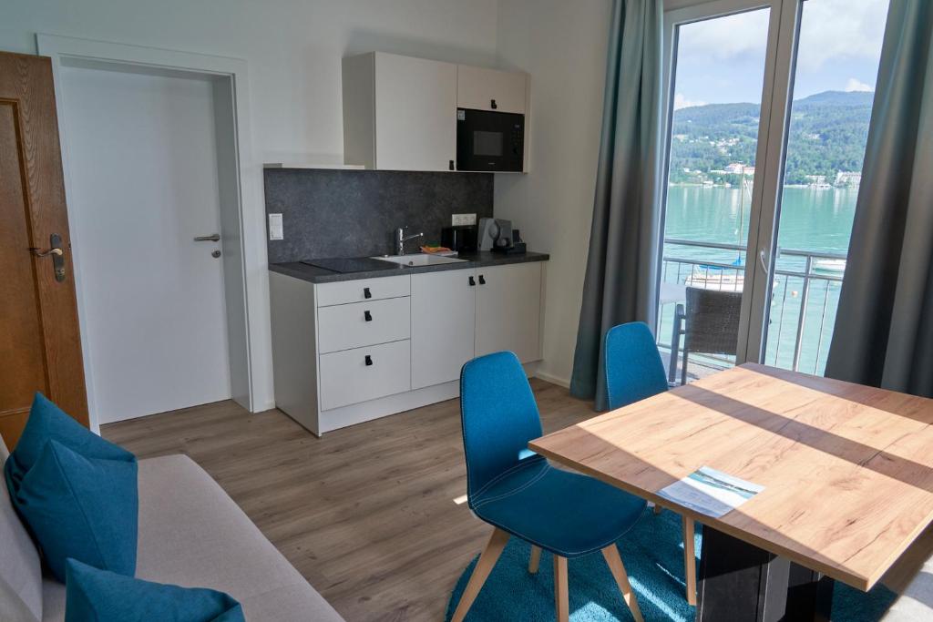 A kitchen or kitchenette at Appartements am See