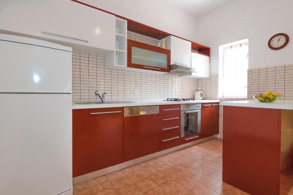 Kuchyň nebo kuchyňský kout v ubytování Apartments Remini