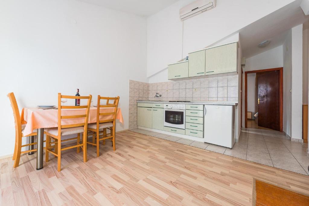 Kuchyň nebo kuchyňský kout v ubytování Apartments Remini
