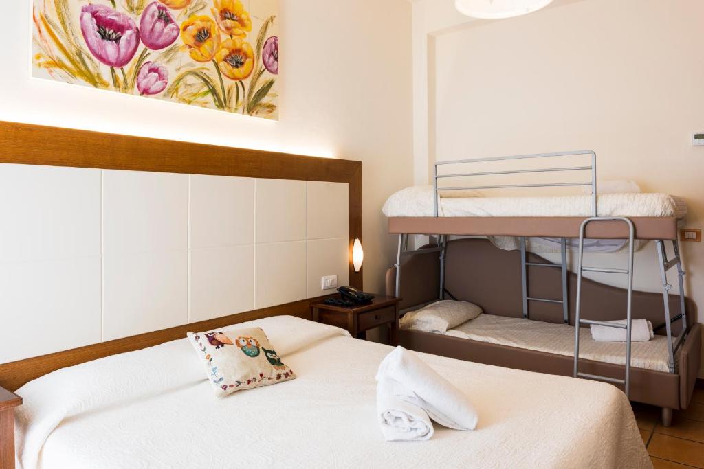 Postel nebo postele na pokoji v ubytování Hotel Sylvia