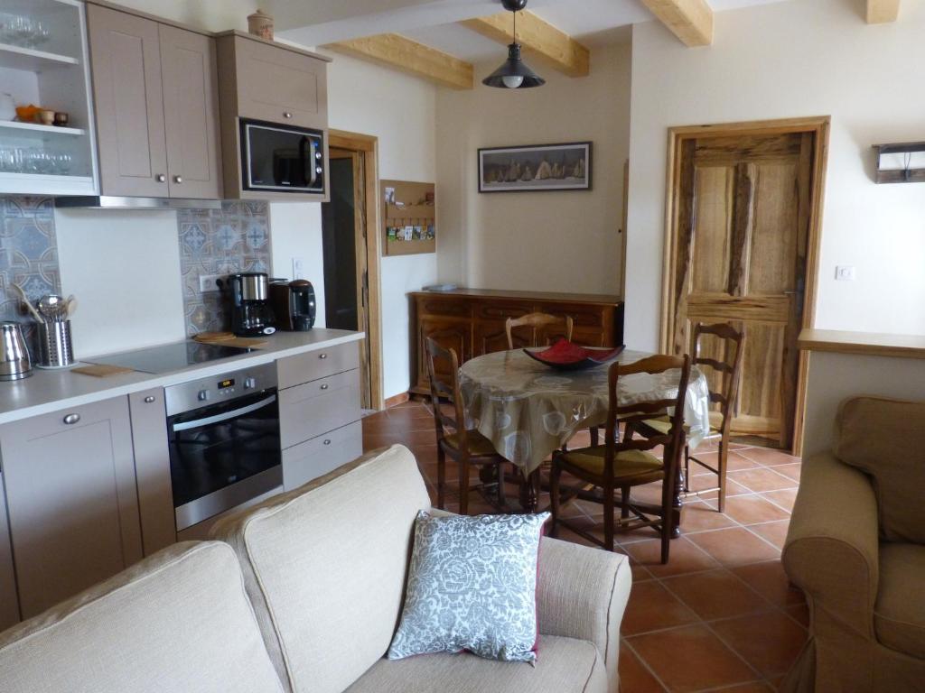 Kuchyň nebo kuchyňský kout v ubytování Gîte du Pagoulin - Gîte