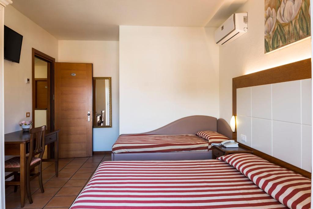 Postel nebo postele na pokoji v ubytování Hotel Sylvia