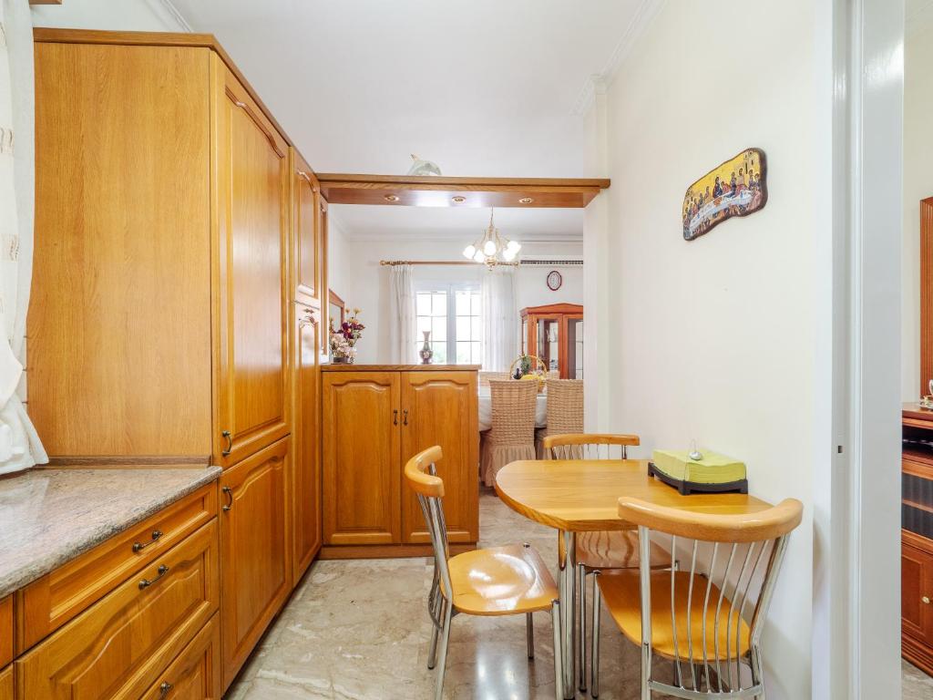 kuchnia ze stołem i jadalnią w obiekcie Aleka's House in Corfu Town w Korfu
