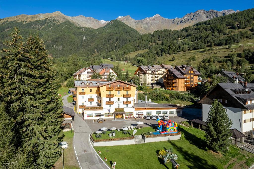 z góry widok na ośrodek w górach w obiekcie Hotel Alpino Wellness & Spa w mieście Peio Fonti