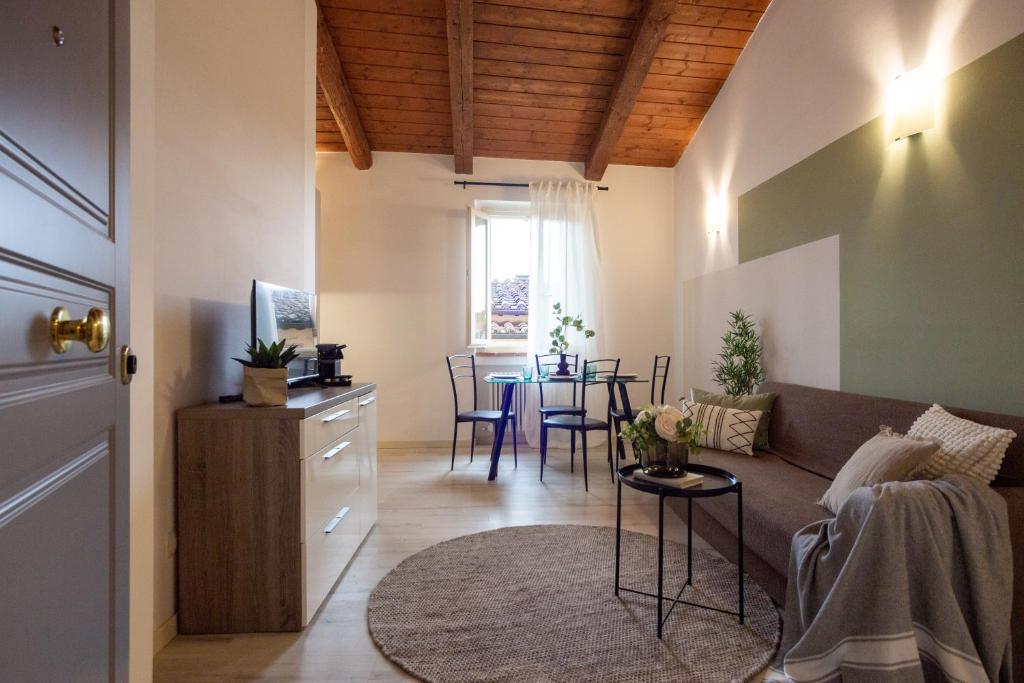 sala de estar con sofá y mesa en Chic apartment in the historic center of Perugia, en Perugia