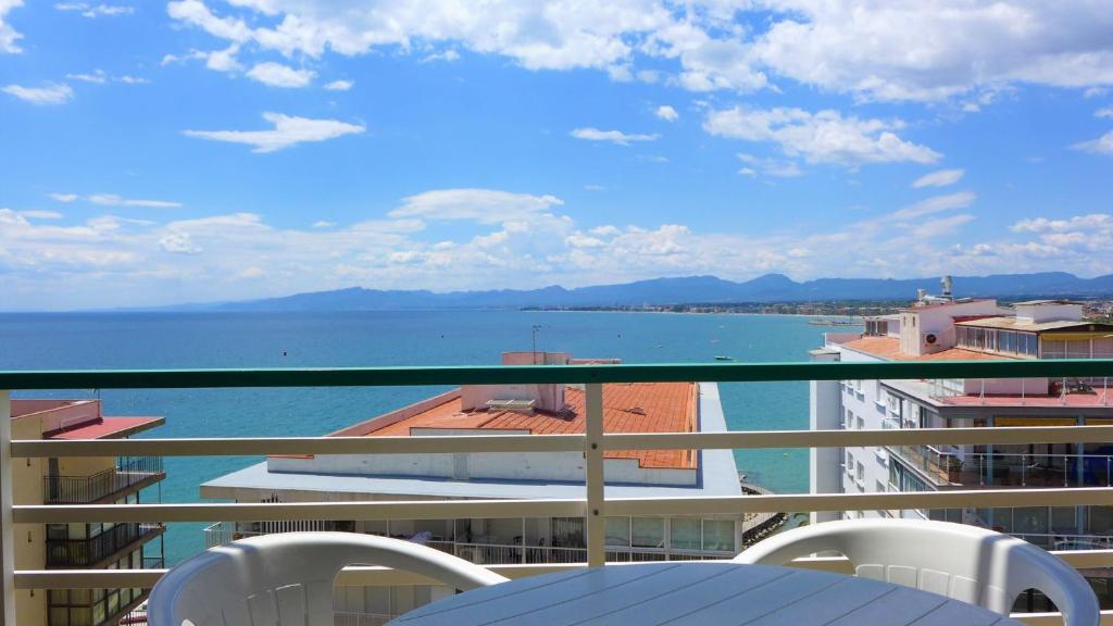 vistas al agua desde el balcón de un edificio en Apartamentos Paradís Palmyra, en Salou