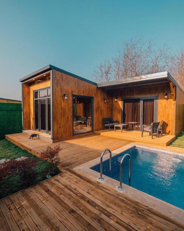 Casa con piscina y terraza en SAPANCA KURUÇEŞME TINY HOUSE, en Sapanca