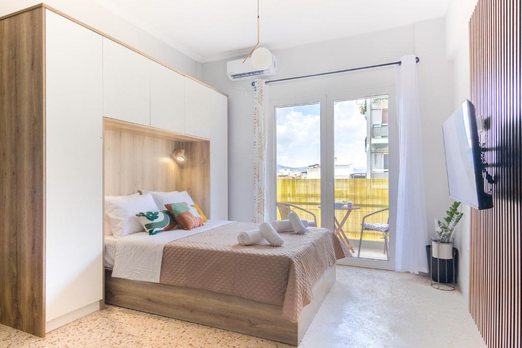 Кровать или кровати в номере Vivid Stays Athens