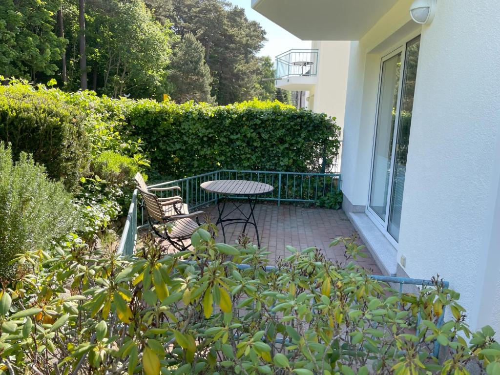 a patio with a table and chairs next to a building at Apartment Helena mit 2 Terrassen in Zempin