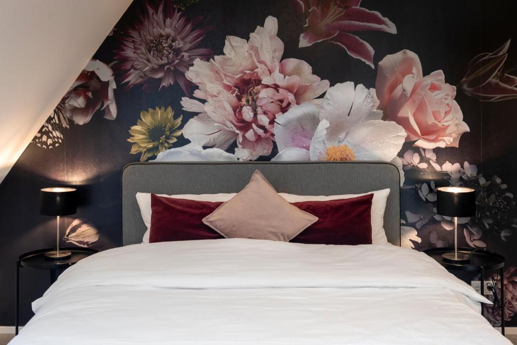 a bedroom with a large bed with a floral wallpaper at La Fattoria Casa DOLCE in Unterflockenbach