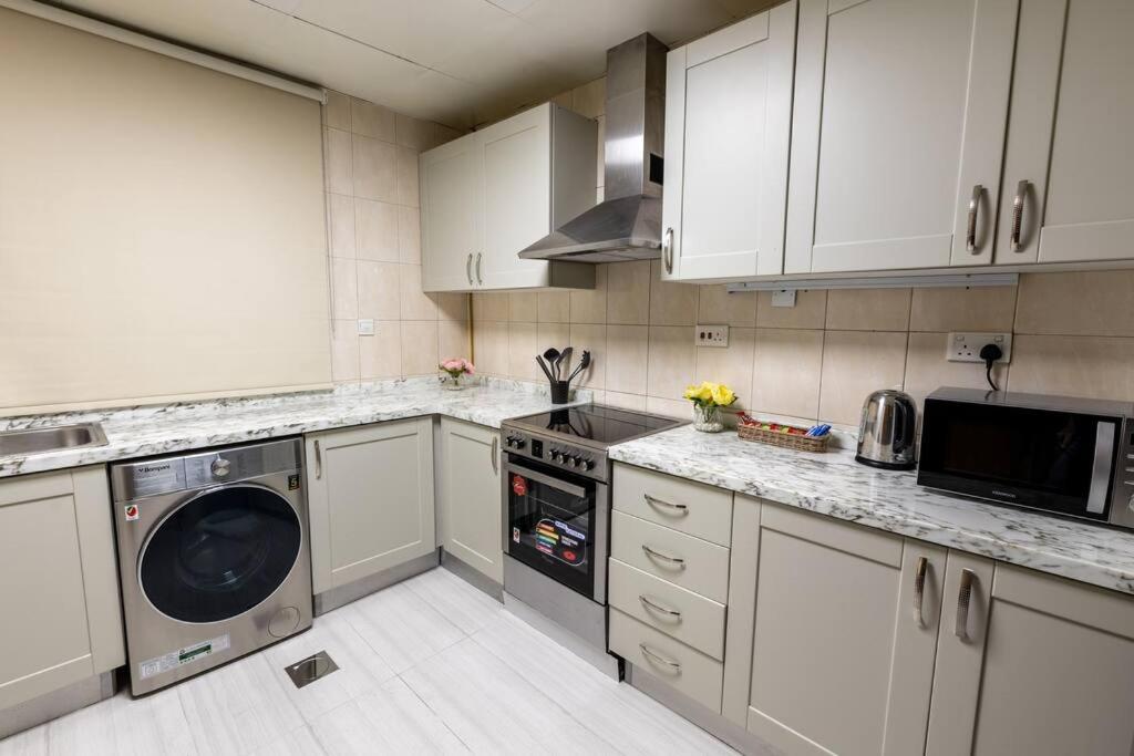 Kuchyň nebo kuchyňský kout v ubytování Super 2 Bedroom Sea View