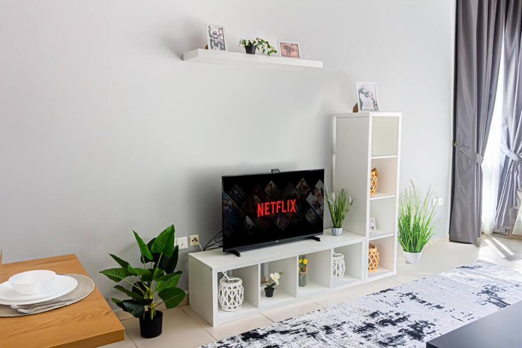 TV a/nebo společenská místnost v ubytování Super 2 Bedroom Sea View