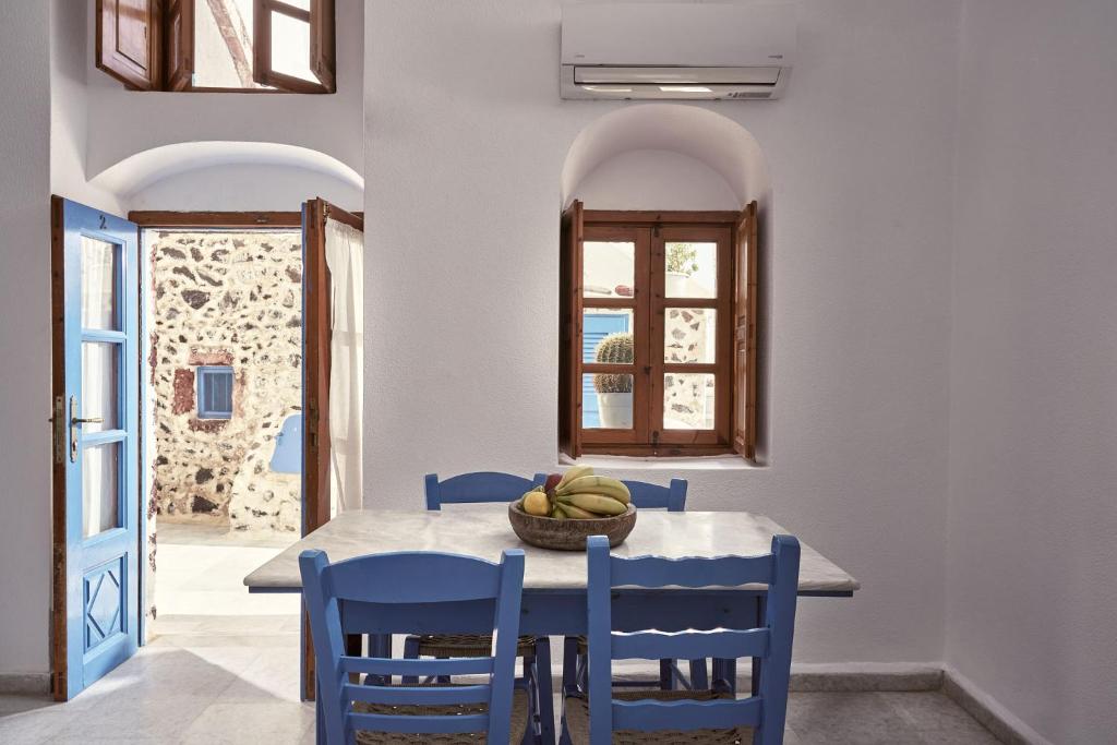 Amphitheater Cave Houses photo