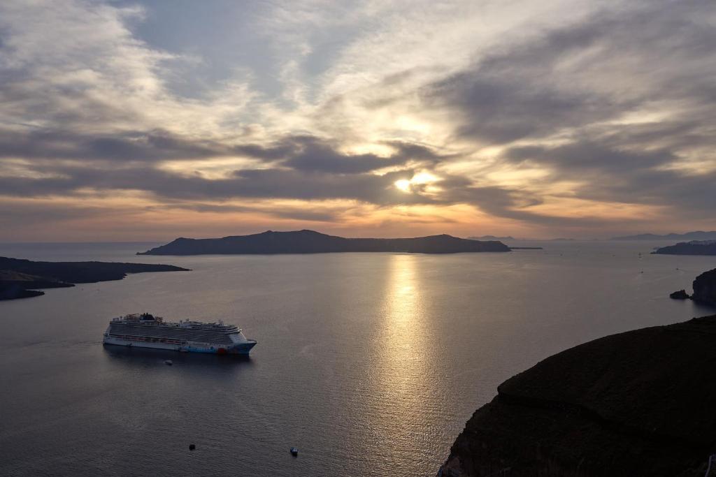 Amphitheater Cave Houses - 14