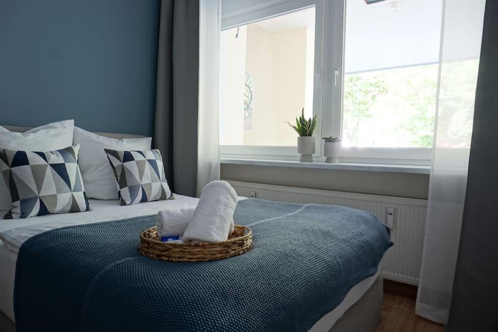 sypialnia z łóżkiem z oknem i koszem w obiekcie Südstadt-Apartment im Herzen von Paderborn w mieście Paderborn
