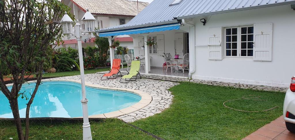 ein kleiner Pool im Hof eines Hauses in der Unterkunft Chez Mimose et Henri in Saint-Benoît