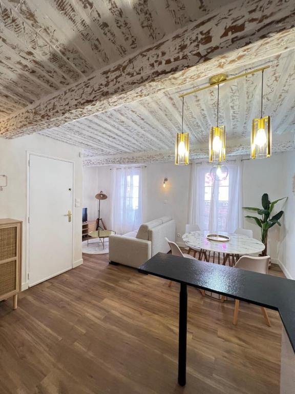 un salon avec une table à manger et un salon dans l'établissement Appartement Gaillard, à Sanary-sur-Mer