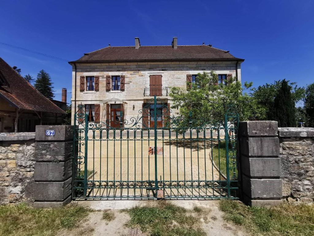 an old house with a gate in front of it at Gîte 4 étoiles dans le Jura - Lagoon in Chamblay