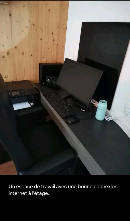 Televízia a/alebo spoločenská miestnosť v ubytovaní A quelques pas du moulin blanc