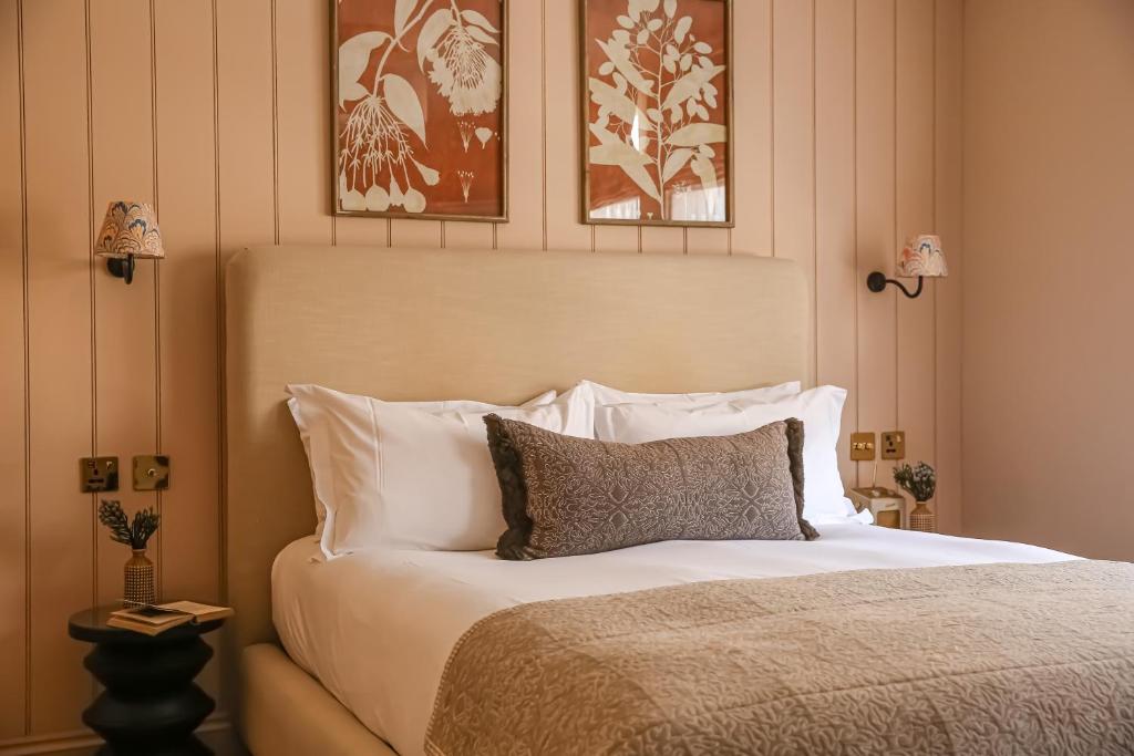 un letto in una camera da letto con due immagini sul muro di The Yard in Bath Hotel a Bath