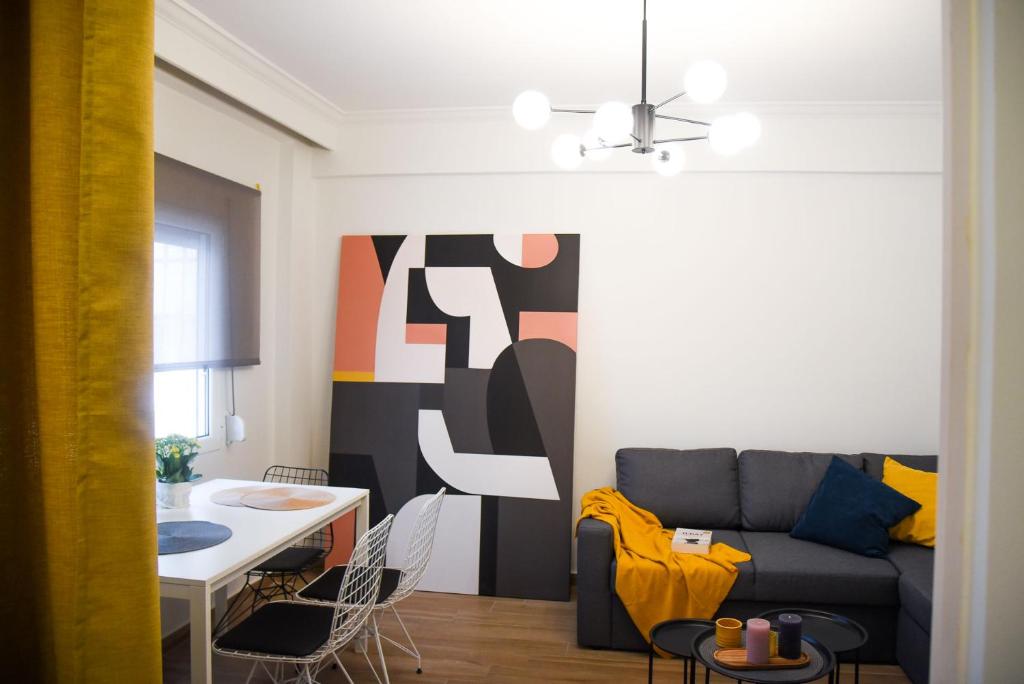 雅典的住宿－Dado's Apartment，客厅配有沙发和桌子