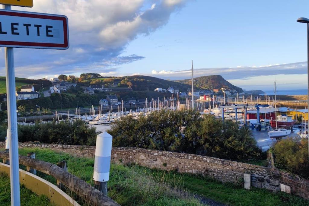 un panneau sur une colline à côté d'une marina dans l'établissement Maison à côté de la mer, à Flamanville
